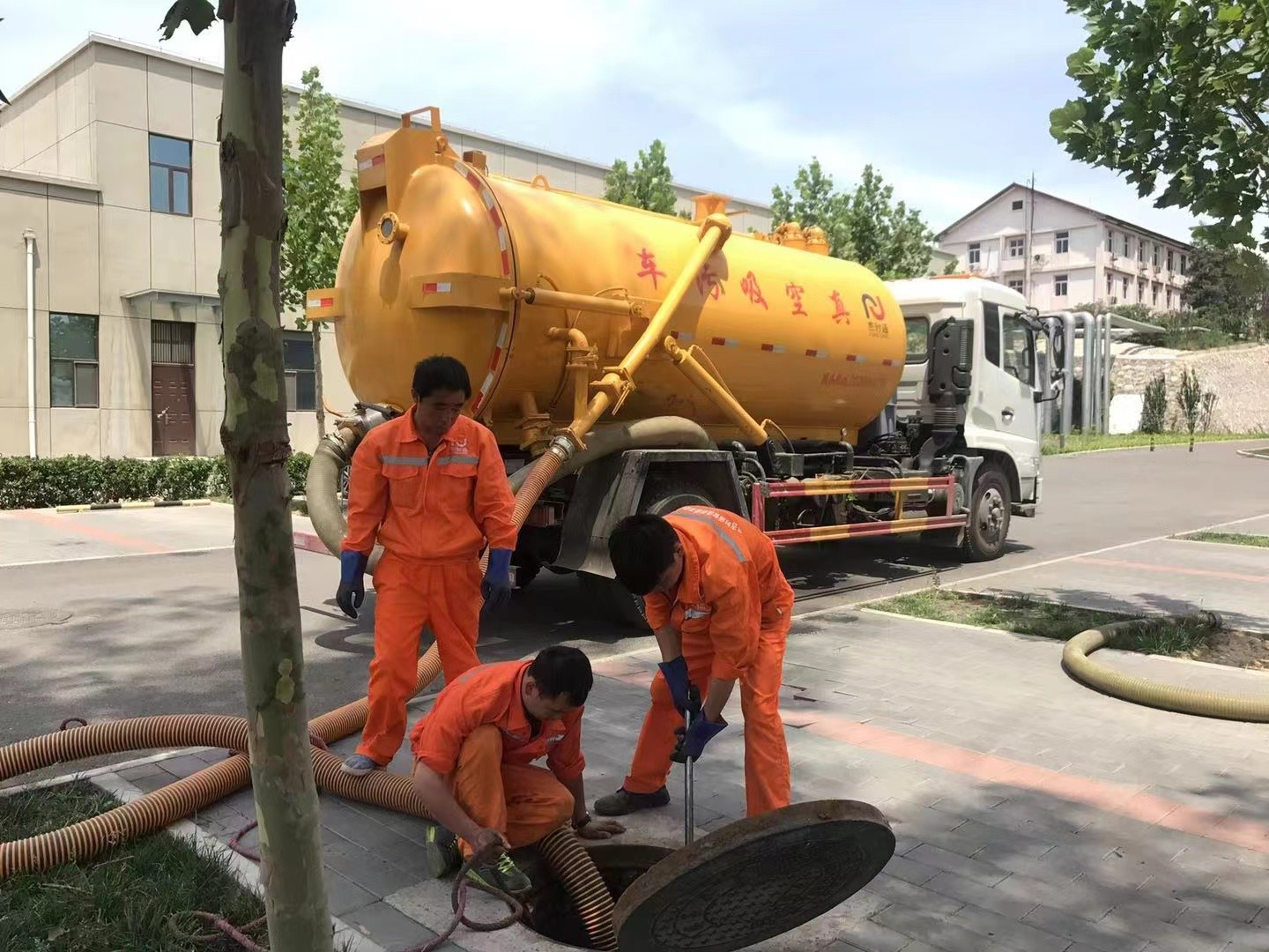 龙岩管道疏通车停在窨井附近